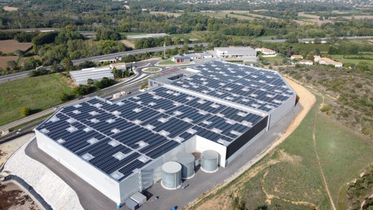 Vue aérienne d'un entrepôt logistique avec toiture photovoltaïque, Gard