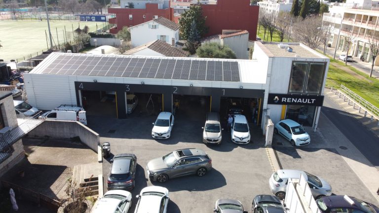 Garage automobile avec panneaux photovoltaïques en toiture, Hérault