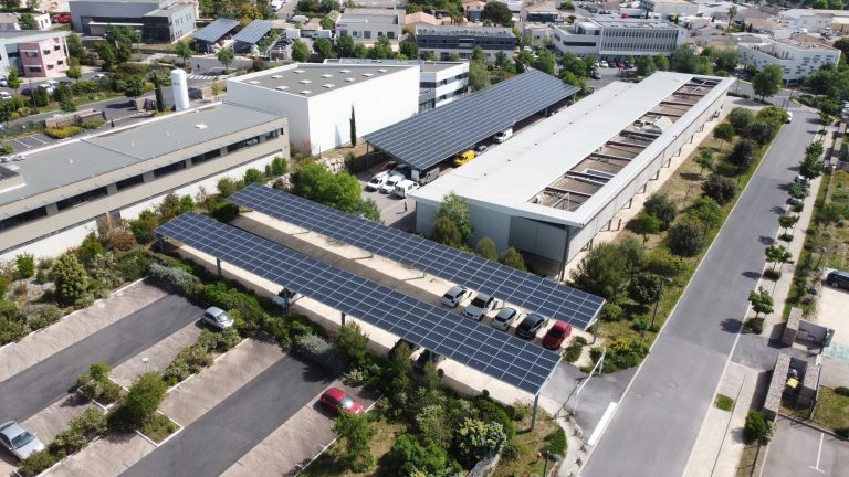 Ombrières photovoltaïques sur le parking d'un ensemble de bureaux, Hérault