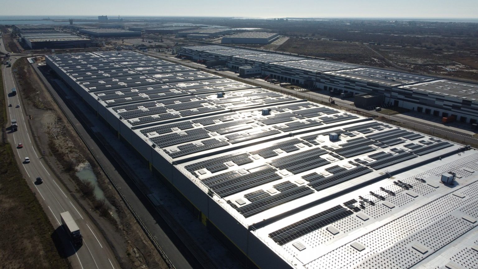 Vue aérienne d'une plateforme logistique équipée de 6 MWc de panneaux photovoltaïques en toiture, Bouches-du-Rhône